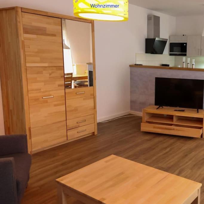 Freundliche Wohnung Mit Parkplatz Und Terrasse Neubrandenburg Exterior foto